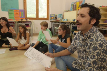 El actor Guillem Albà, cantando en una escuela.