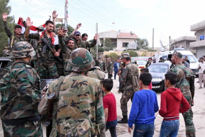 Soldats de les forces d’Al-Assad, ahir, a la ciutat de Kobane, al territori kurd de Síria.