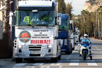 Cola de camiones que participa en la protesta en Barcelona.