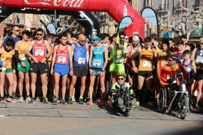 Els participants de la Mitja Marató de Balaguer, en els instants previs a la sortida.