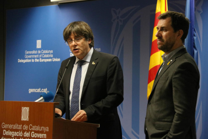 Carles Puigdemont i Toni Comín, ahir en roda de premsa a Brussel·les després de conèixer la sentència.