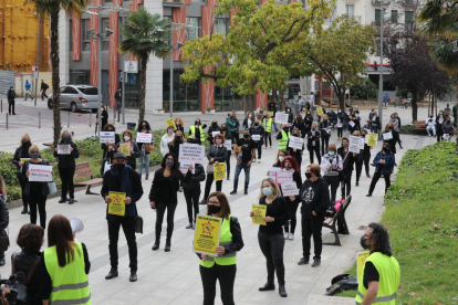 Alrededor de 150 peluqueros y peluqueras se concentraron ayer en Lleida para exigir la bajada del IVA en su sector. 
