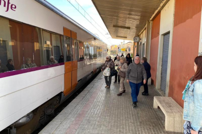 Usuarios del tren de Manresa ayer en la estación de Tàrrega. 
