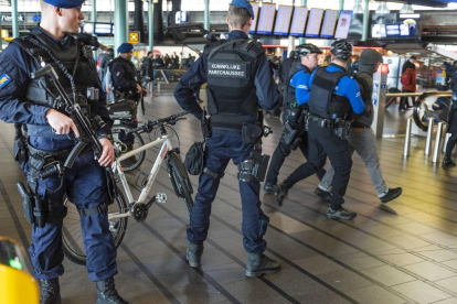 Varios efectivos de la policía militar se despliegan este lunes por el aeropuerto de Schiphol (Holanda) para reforzar las medidas de seguridad, después del tiroteo registrado en la plaza 24 de Octubre de Utrecht.