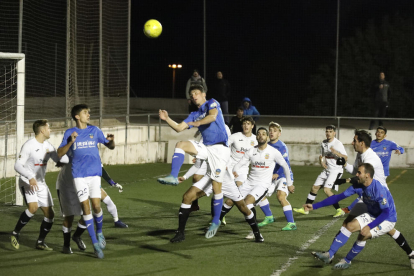 Una acción en una de las áreas del partido que disputaron el Borges y el Lleida B.