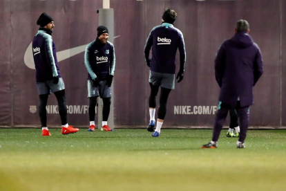 Leo Messi somriu al costat d’altres companys ahir durant l’entrenament.