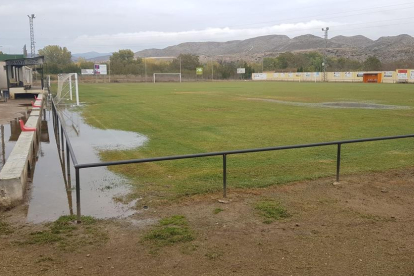 El camp de futbol després de retirar l’aigua que el va inundar dilluns.