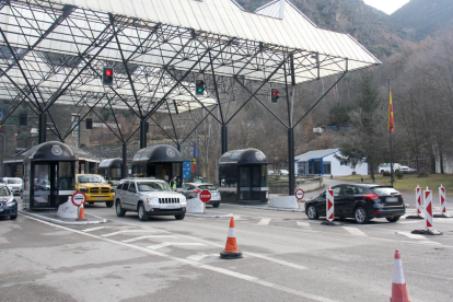 La frontera de Andorra registra un paso constante de coches coincidiendo con la recuperación de la movilidad con el Alt Urgell