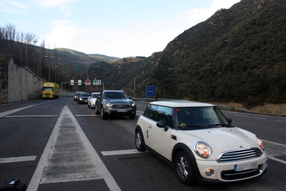 La frontera d'Andorra registra un pas constant de cotxes coincidint amb la recuperació de la mobilitat amb l'Alt Urgell