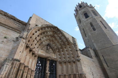 La Porta dels Apòstols y el campanario de la Seu Vella, dos de las áreas objeto de restauración.