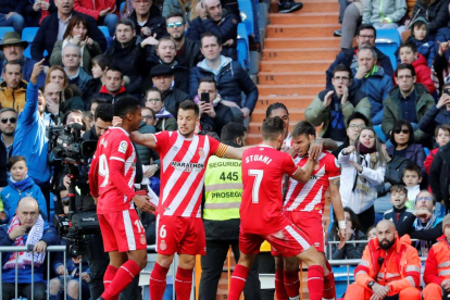 El davanter del Girona Portu, que va tornar a ser decisiu davant dels blancs, celebra el gol de la victòria amb els companys.