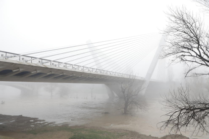 Imagen de niebla en Lleida, que según los expertos dificulta que el aire se depure. 