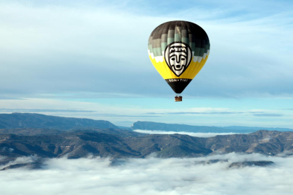 Un globus sobrevolant ahir el Geoparc Orígens.