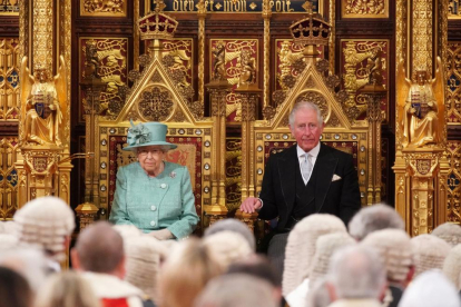 La reina Isabel I y su hijo el príncipe Carlos en la apertura del Parlamento británico.