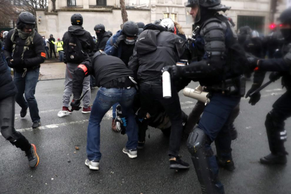 Disturbios en la marcha de los ‘chalecos amarillos’ en París.