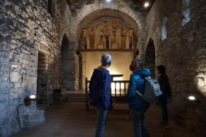 Visitantes ayer en Santa Eulàlia de Erill la Vall, tercer templo del románico de La Vall de Boí en reabrir.