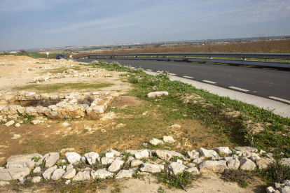 Les restes de la vil·la romana de Verdú, al costat de la carretera.