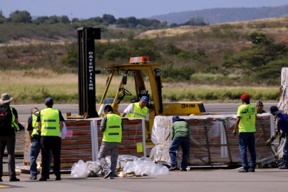 Trabajadores descargan ayuda humanitaria enviada por EEUU en el aeropuerto de Cúcuta, Colombia.