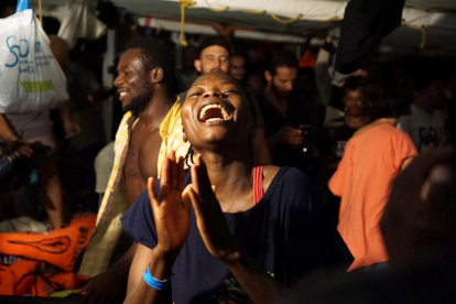 Los migrantes explotaron de alegría tras enterarse de que iban a ser desembarcados de inmediato en Lampedusa.