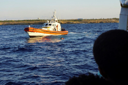 Els migrants van explotar d’alegria a l’assabentar-se que serien desembarcats immediatament a Lampedusa.