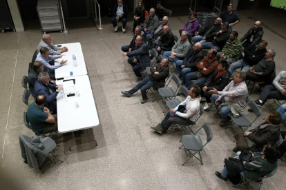 Imatge de la reunió d’agricultors afectats pel foc que es va celebrar ahir a Bovera.