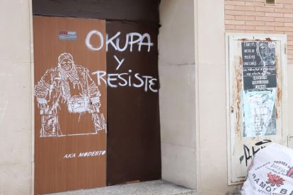 El grafiti que representa una de les dones desallotjades.