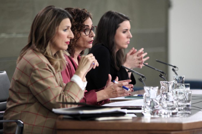Yolanda Díaz, María Jesús Montero e Irene Montero ayer tras el Consejo de Ministros.