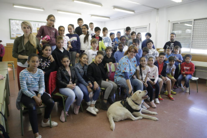 Los alumnos del colegio Magraners, con la veterinaria y el perro con el que ayer hicieron el taller. 