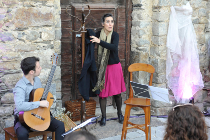 Izan Rubio i Elisenda Rué, ahir durant l’actuació a l’exterior de l’església de Sant Pere de Sorpe.