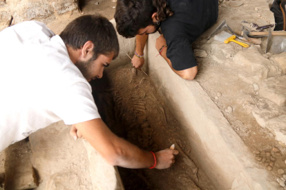 La campaña de excavaciones en la Iesso de Guissona pone al descubierto un esqueleto de la época romano tardío