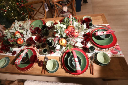 Una taula de Nadal muntada per a sis persones.