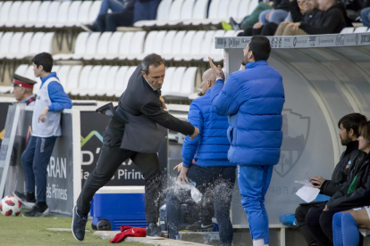 Joan Carles Oliva lanza con rabia una botella de agua al suelo tras una pérdida de balón de su equipo.