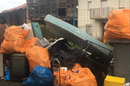 Trastos junto a contenedores del Alt Urgell (arriba) y la Noguera (abajo), donde los desinfectan.