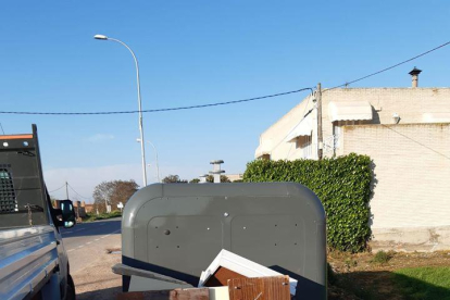 Trastos junto a contenedores del Alt Urgell (arriba) y la Noguera (abajo), donde los desinfectan.