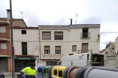 Trastos al costat de contenidors de l’Alt Urgell (a dalt) i la Noguera (a baix), on els desinfecten.