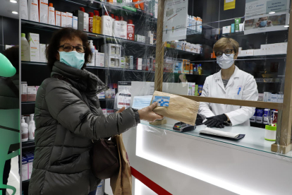 Ciudadanos haciendo cola ante una farmacia de la ciudad de Lleida.