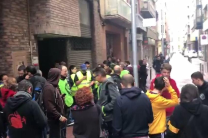 Un piquet de la vaga col·labora en aturar un desnonament a Lleida