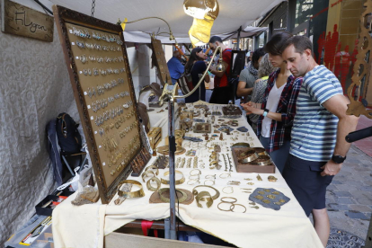 Un mercado artesanal y otro de ‘andrómines’ animaron las calles del Barri Antic, que también acogió vermuts musicales y actividades infantiles y culturales.