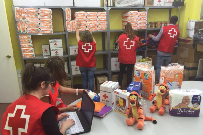 Voluntaris de la Creu Roja de Lleida en una imatge d'arxiu.