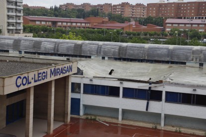 Vista del tejado del polideportivo que se derrumbó el sábado. 