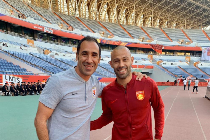 Muñoz junto a Mascherano cuando este jugó en China.