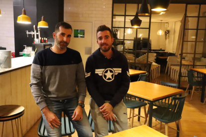 Andreu (izq.) y su jefe de compras, Jordi Sanuy, ayer en su bar. 