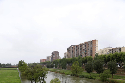 El río Valira, con más caudal ayer a su paso por La Seu d’Urgell.