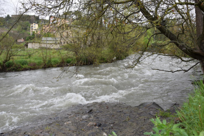 El río Valira, con más caudal ayer a su paso por La Seu d’Urgell.