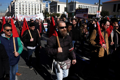 Miles de personas salieron ayer a las calles en Grecia para protestar por la reforma de las pensiones.