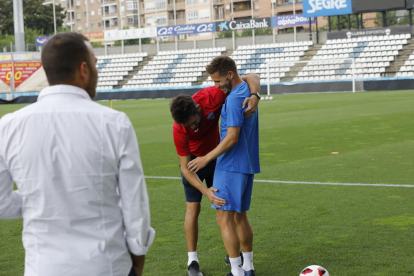 Molo fa broma amb Marc Martínez en presència del director esportiu, Jordi Esteve.