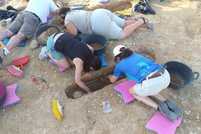 Un equip de vint persones treballa en les excavacions del Pla d’Almatà de Balaguer, on s’han descobert 32 tombes del s. XI.