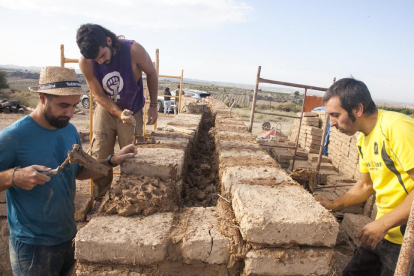 Una treintena de arqueólogos y estudiantes participan estas semanas en la construcción de la casa.