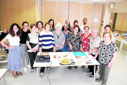 Las monitoras y las participantes en el taller de cocina, que tuvo lugar ayer en Lleida bajo el lema ‘Cuinant la memòria’. 