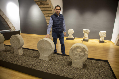 El alcalde de Preixana, Jaume Pané, con las estelas en el nuevo espacio museístico de Sant Llorenç.